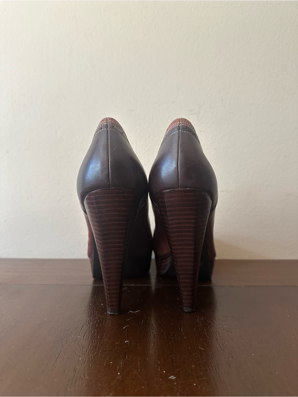 Guess by Marciano Brittany Two-Tone Brown Oxford Platform Heels, Sz 9.5 - Picture 4 of 8